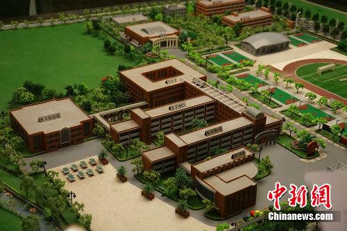 什邡市七一中学校舍沙盘。中新网记者 宋宇晟 摄