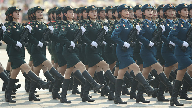 阅兵｜女兵方队：全新编成 首次挂枪