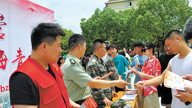 江苏省江阴市人武部积极组织开展征兵宣传活动