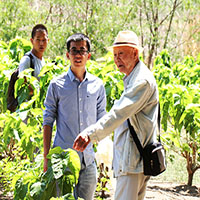 88岁深入天山采集，90岁坚持在研究一线，他是“高擎火把的引路人”