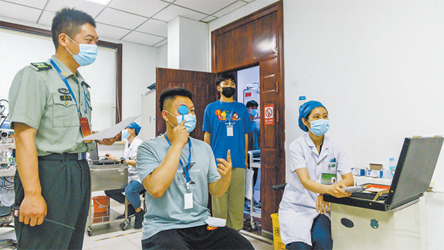天津市南开区人武部组织应届毕业生体检
