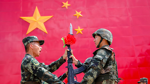 新兵入列交枪仪式