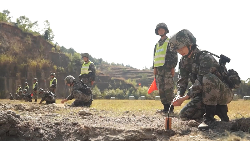 又飒又燃！高原女兵首次实爆精准摧毁“敌”目标