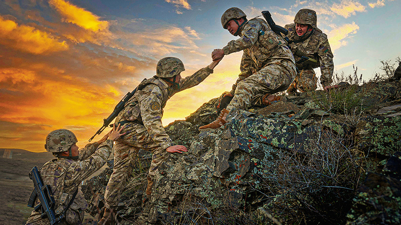 陆军某边防团官兵执行巡逻任务