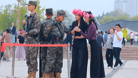 牡丹花开迎来客 武警官兵保平安