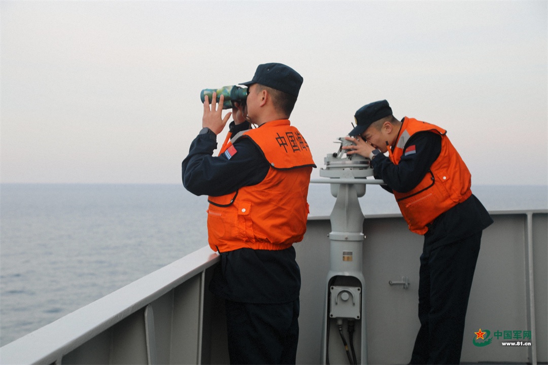 图为观察搜索“落水”人员