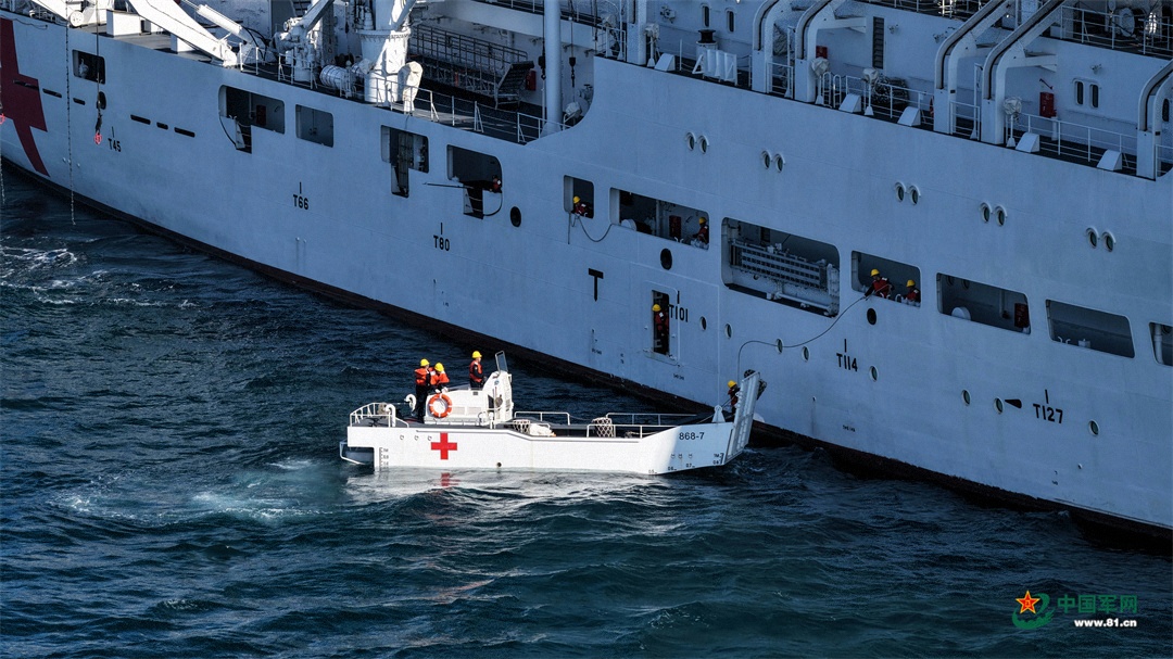 图为正在转运伤员