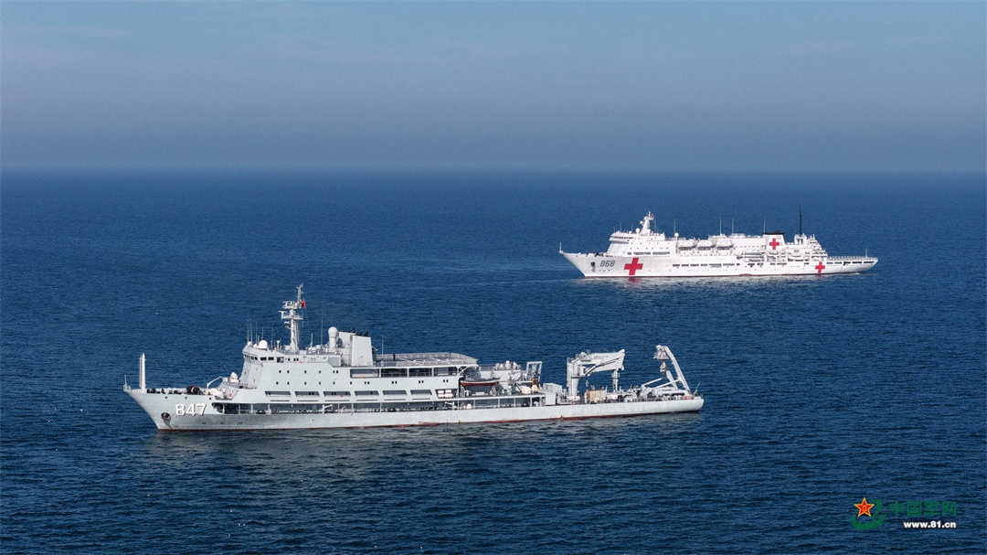 图为海军吉祥方舟号医院船与阳澄湖船进行编队航行部署操演