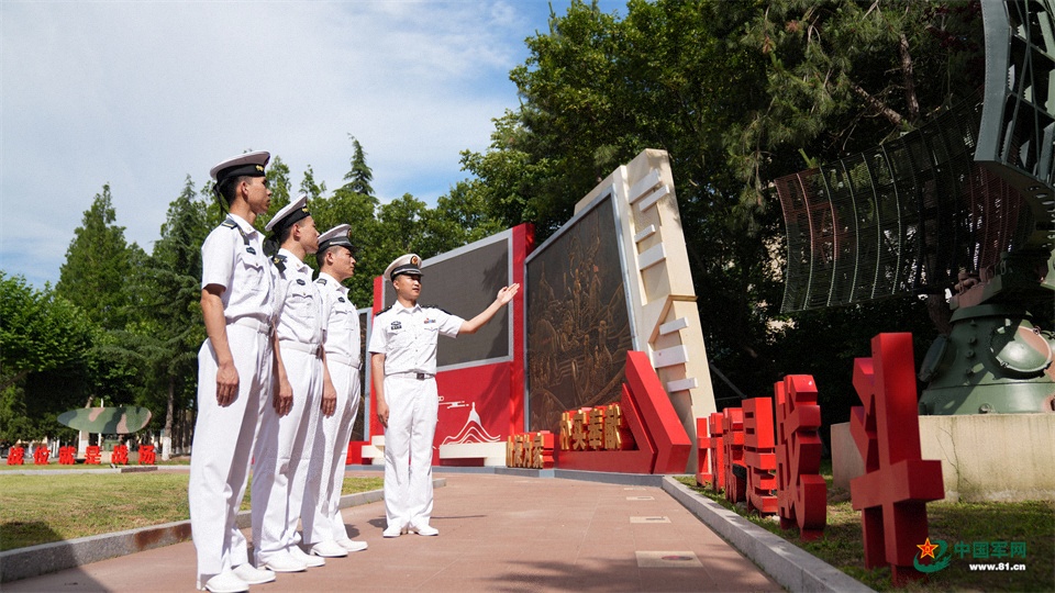 2.官兵在军史长廊开展现地教学，传承部队光荣传统。张国强摄