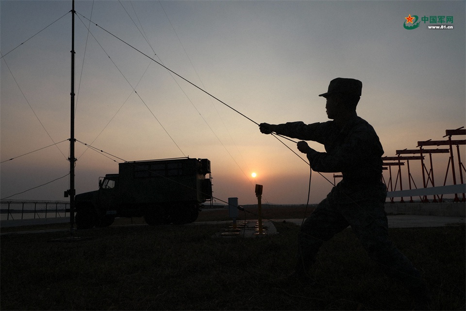 11.夕阳下,通信导航官兵进行天线架设 谭进 摄