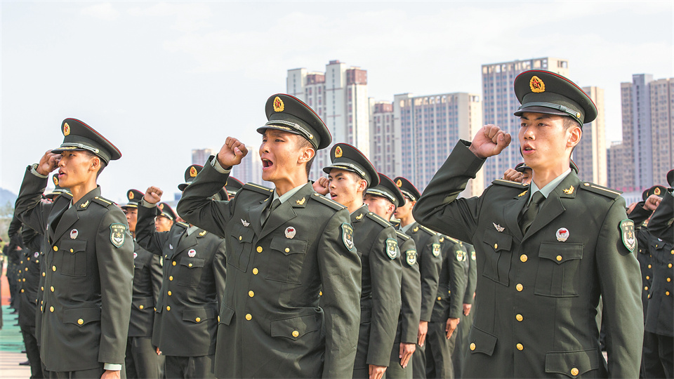 3所新调整组建军校为首届新学员授衔