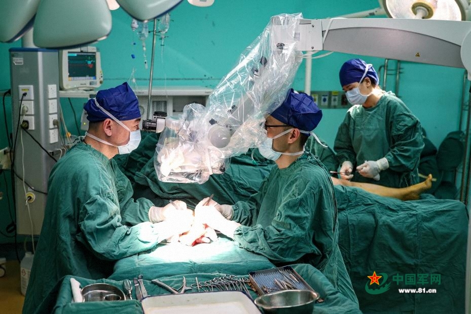 图3：博士团队合力救治病患