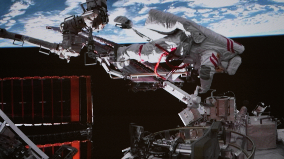 神舟二十一号航天员乘组圆满完成第一次出舱活动