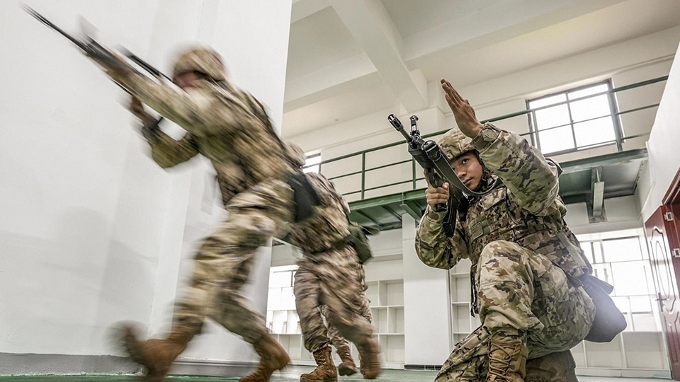 直击武警官兵冬日练兵场