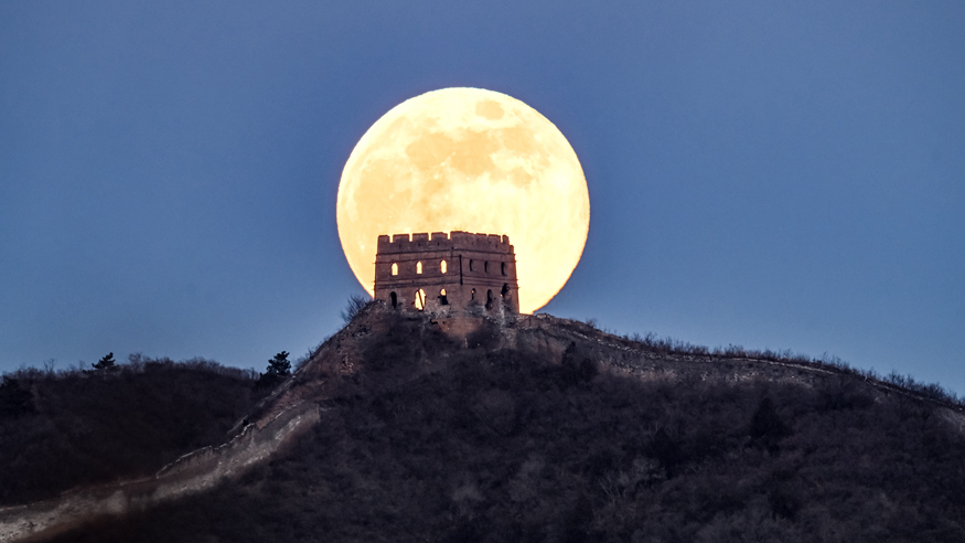 2026年首个超级月亮现身天宇