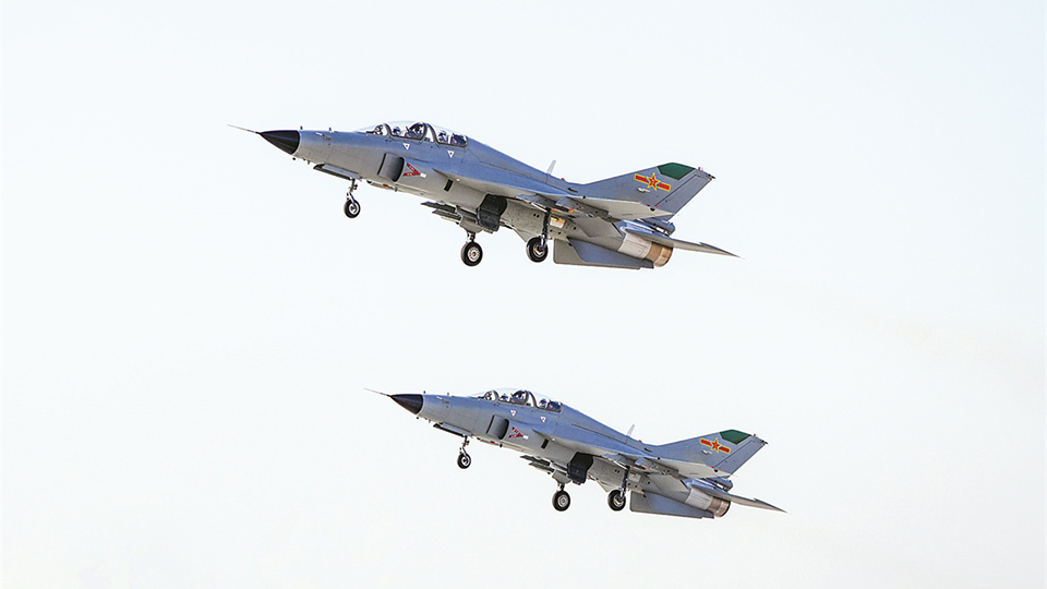 空军西安飞行学院某部组织飞行训练