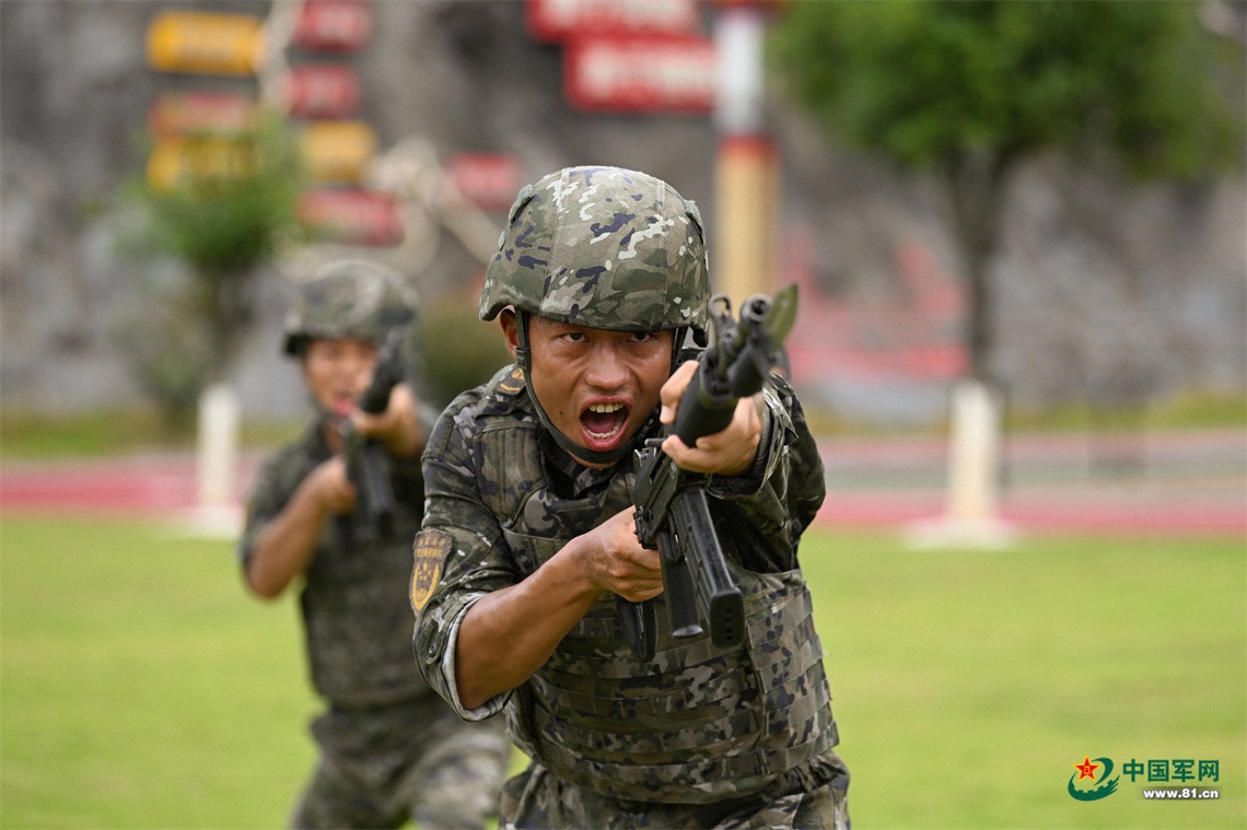 武警全州中队组织官兵开展刺杀专项训练。训练场上，官兵整齐列阵，按照动作要领反复练习突刺、防刺、劈砍等基础课目，杀声震天、动作刚劲有力。许书灿摄 (15)