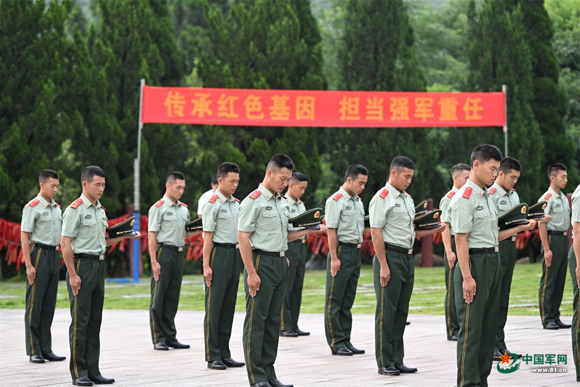2.武警广西总队桂林支队官兵整齐列队低头默哀。（许书灿 摄）