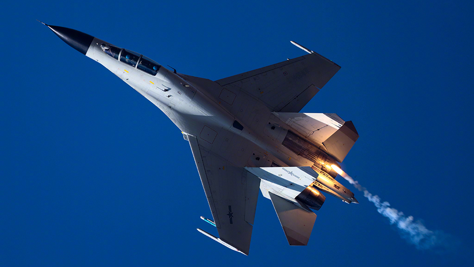 “战鹰”翱翔！直击海军航空大学某团飞行训练