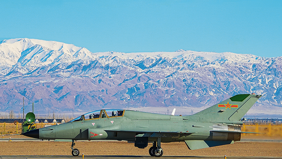 空军西安飞行学院某部开展飞行训练