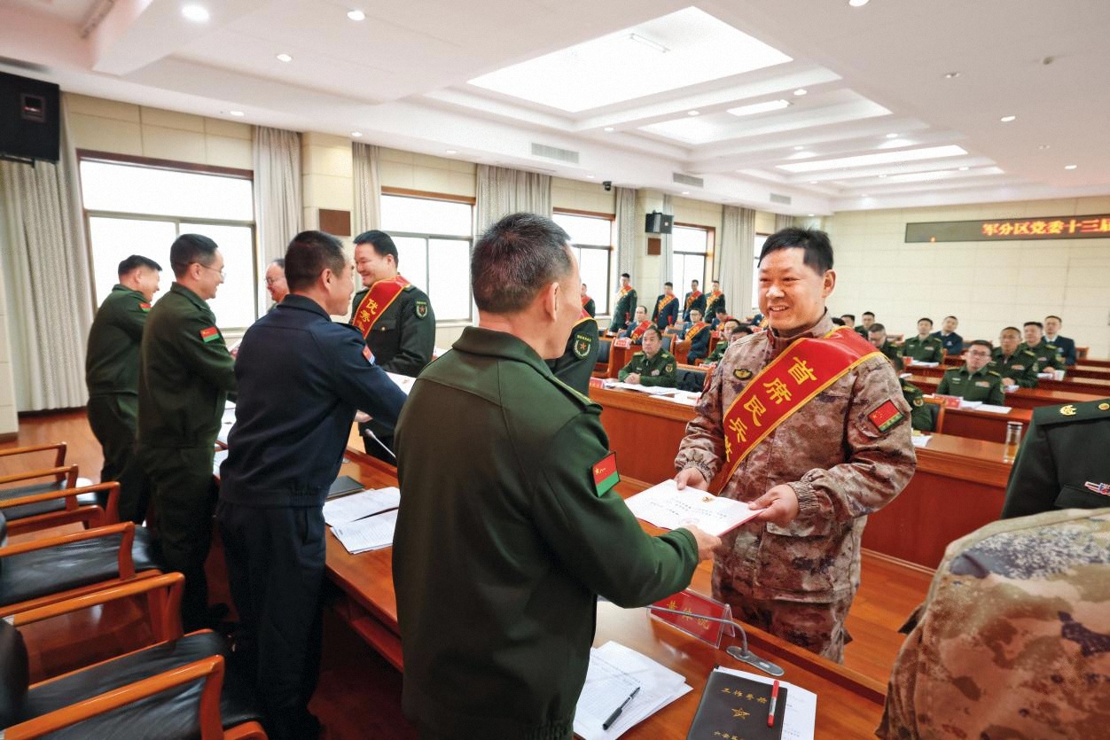 图1-民兵洪江流获评“首席民兵教练员”在安庆军分区党委扩大会议上受领荣誉证书 谢婷婷 摄影