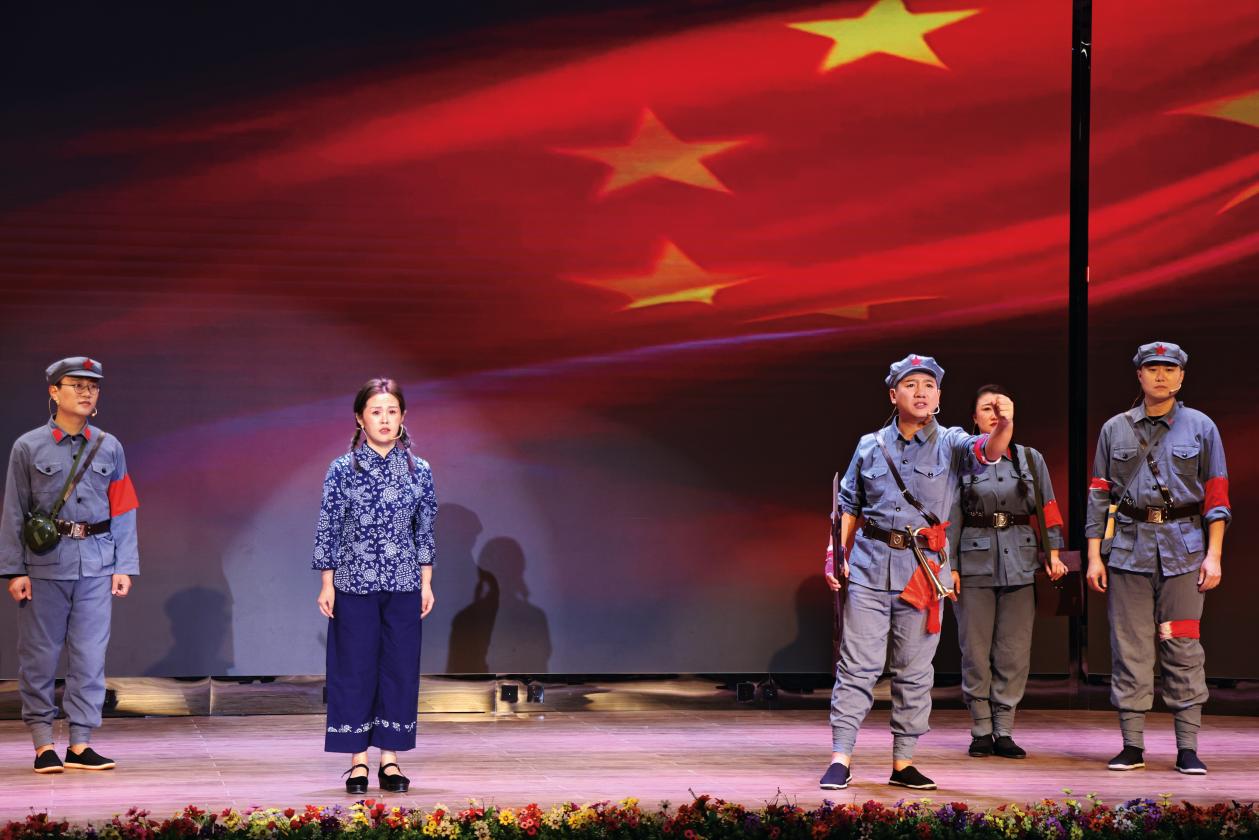 梅里斯区人武部民兵文艺团成员为民兵进行红色教育文艺汇演。尹龙泉摄