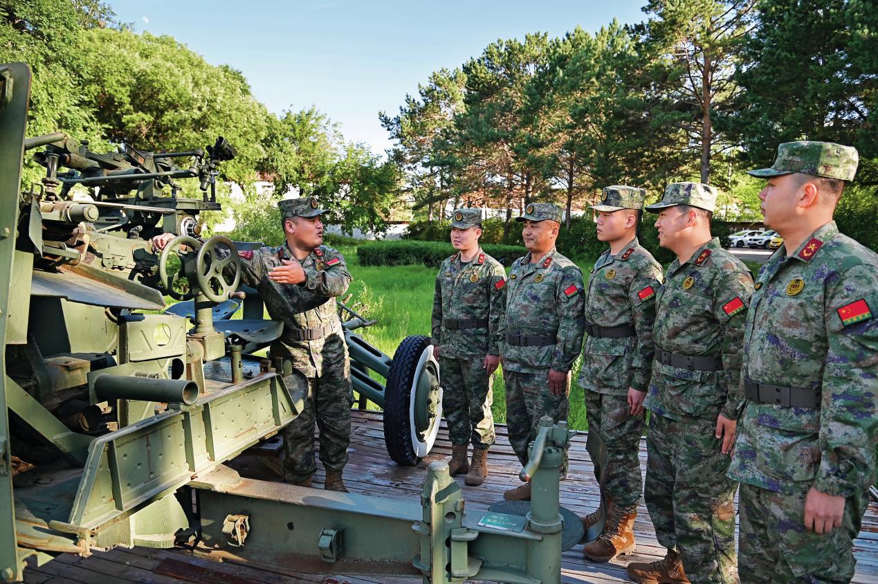 民兵教练员通过介绍武器装备向民兵讲解军史。陈浩摄