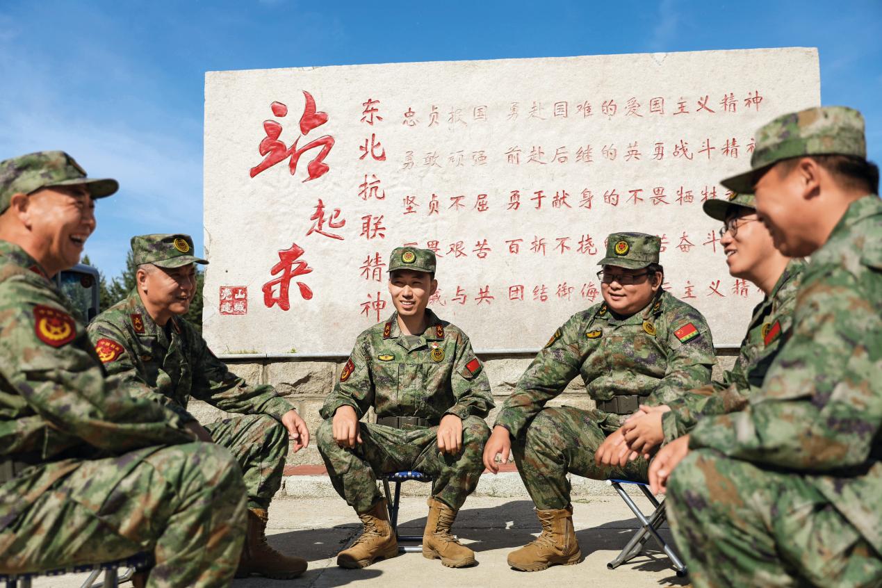 碾子山区人武部在民兵训练期间开展民兵政治教育活动。张丰山摄