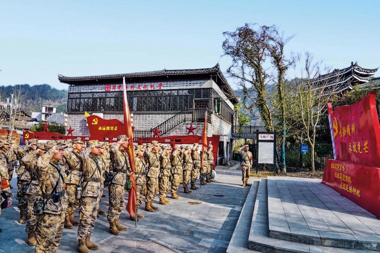 贵州省台江县人武部组织官兵、文职人员和民兵到辖区红色场馆开展重温入党誓词活动。田茹瑛 摄