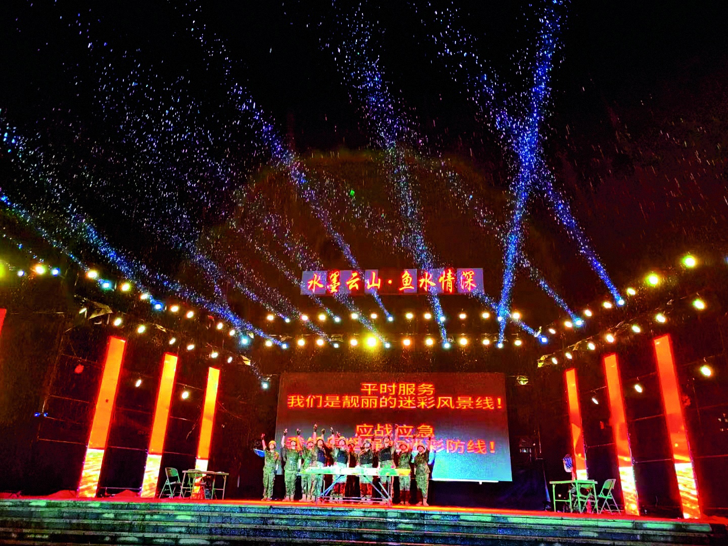 贵州省施秉县人武部组织文职人员、基干民兵进行双拥汇演。邰露露 摄