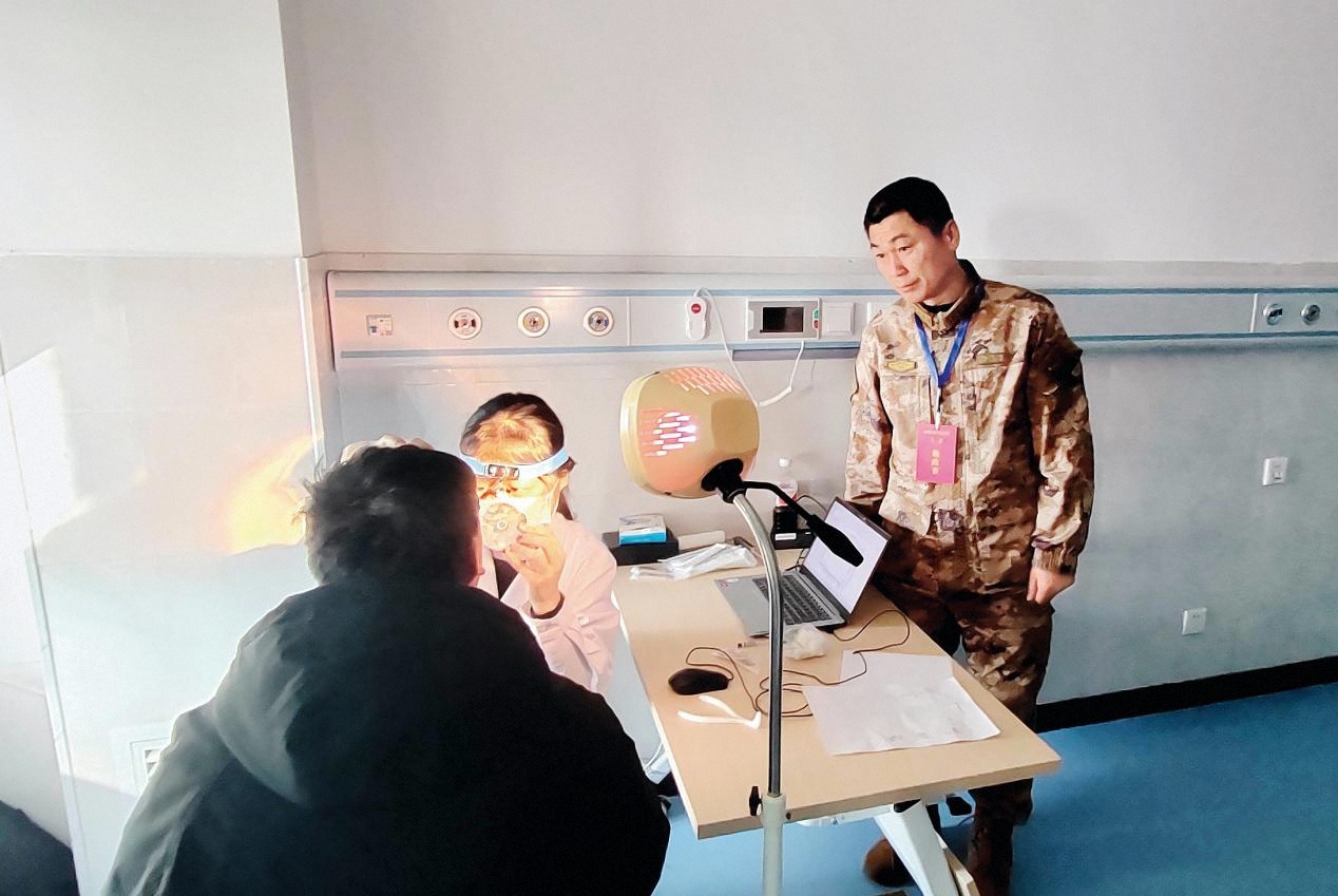 应征青年参加体检，摄影：王德方 (3)