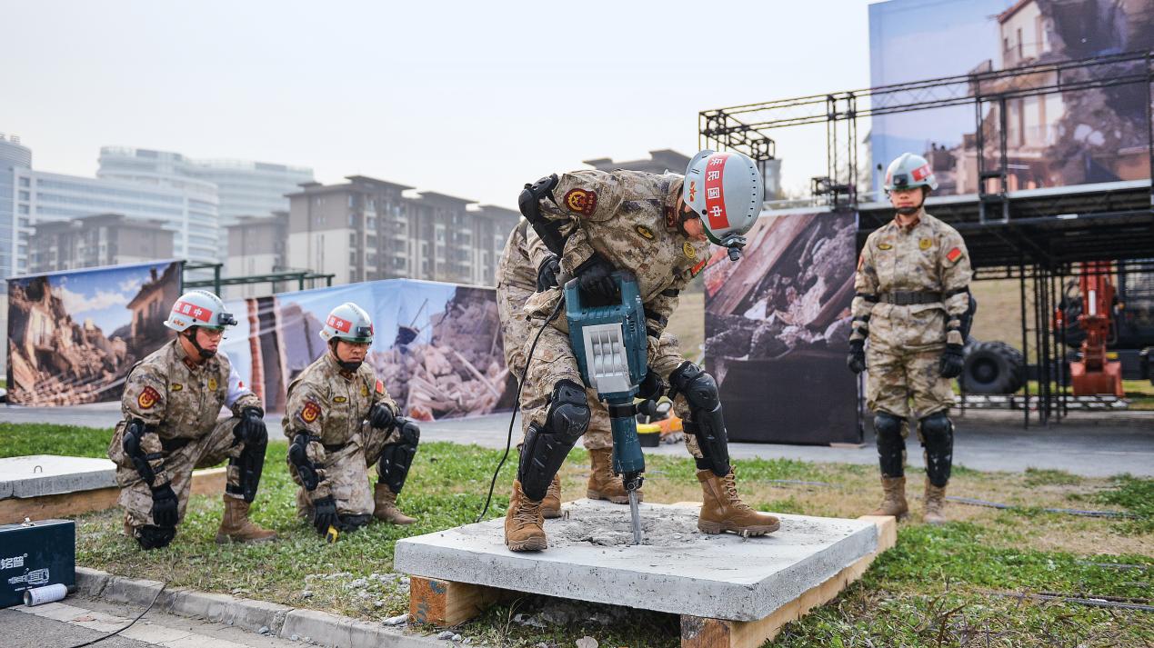 组织民兵教练员进行特种救援