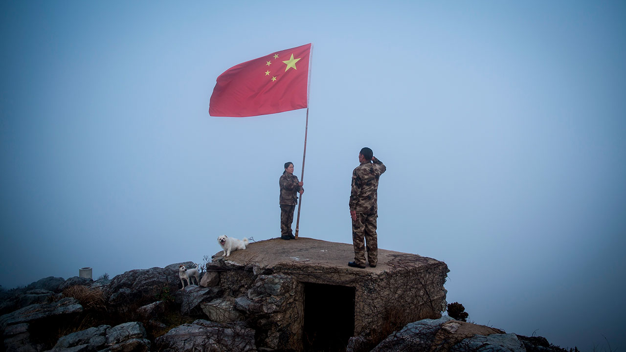 王继才夫妇举行向国旗敬礼仪式