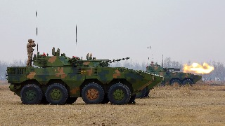 陆军第78集团某旅组织装步分队开展实弹射击考核