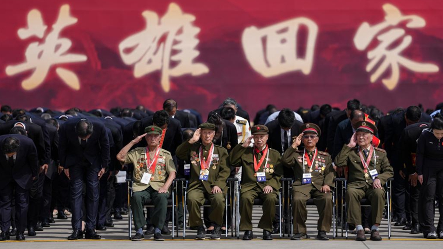镜观中国丨英雄回家