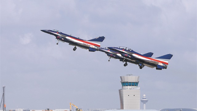 歼-10C精彩亮相第十届新加坡航展