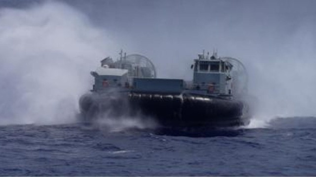 新春走军营丨冰与海的碰撞！看“冰上铁马”和“海上野马”驰骋奔腾……