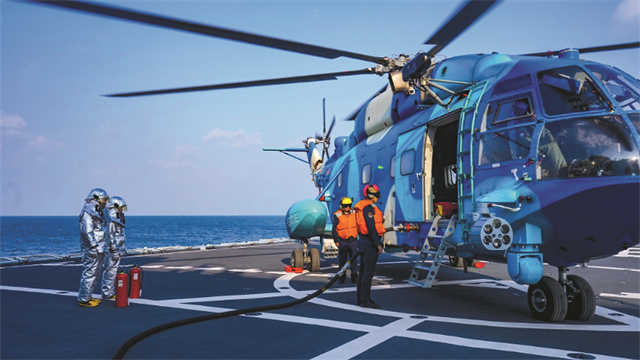 中部战区空军某部与海军某部开展海上联合搜救训练