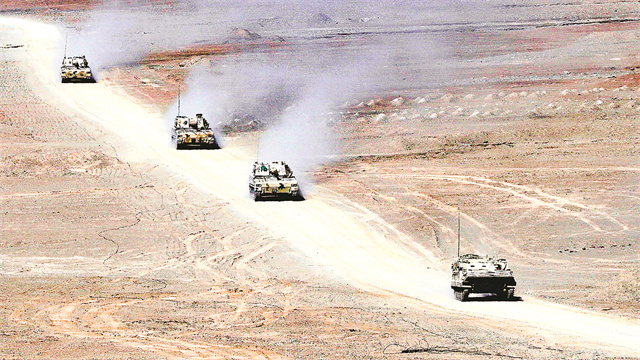 陆军某团开展驾驶训练