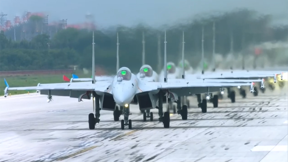 西部战区空军航空兵某旅：砺剑云端 向打赢冲锋