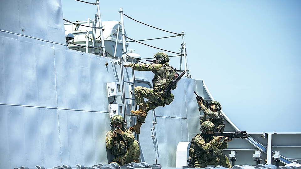 海天协同砺精兵——海军第48批护航编队开展反海盗演练速写