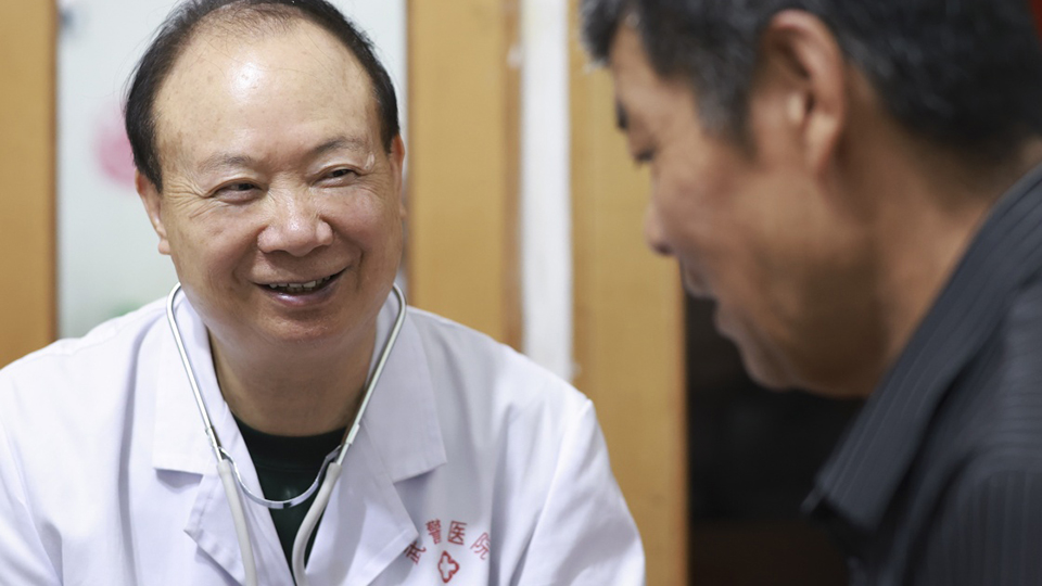 图片故事丨庄仕华：扎根天山脚下行医 肝胆相照五十余载