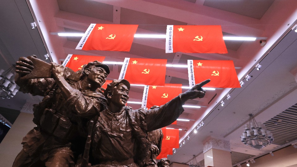 “伟大的远征——纪念中国工农红军长征胜利90周年主题展览”在京开幕
