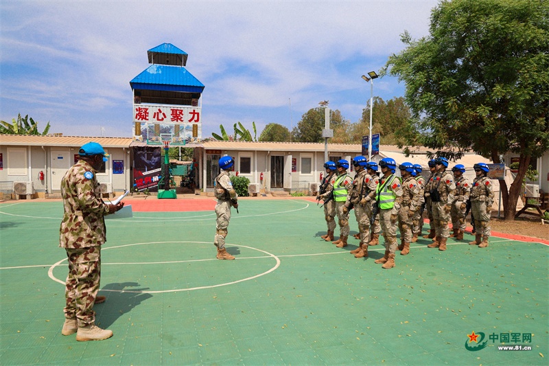 4.评估组观看命令下达 韩瑞田摄