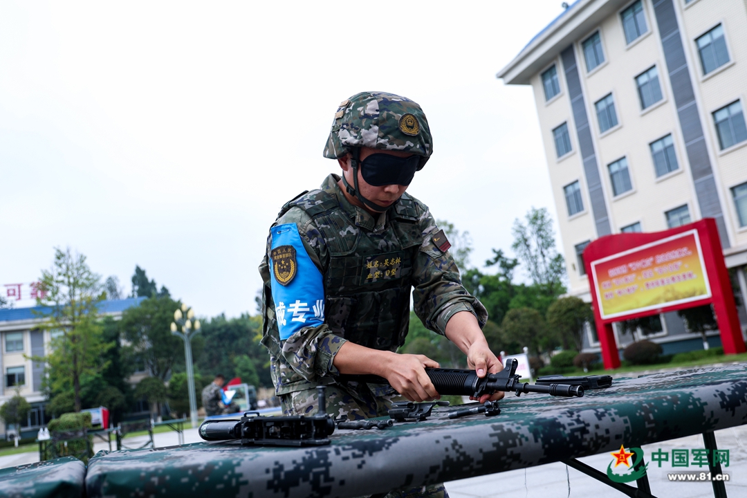 无光条件下武器分解与结合 (李志远 摄)-副本-副本