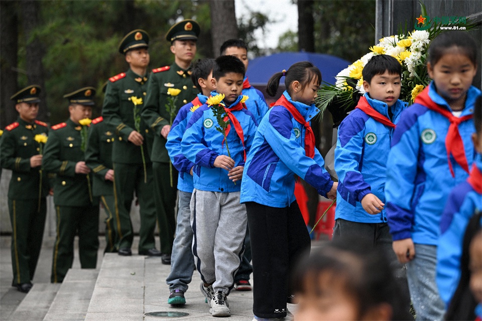 图4：2026年3月26日，安徽肥东，在安徽省肥东县茶壶山烈士陵园，武警官兵与学生向革命烈士敬献鲜花。