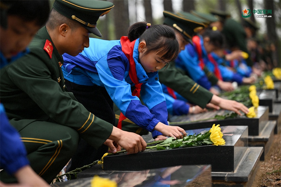 图5：2026年3月26日，安徽肥东，在安徽省肥东县茶壶山烈士陵园，武警官兵与学生向革命烈士敬献鲜花。