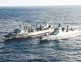 在习近平强军思想指引下·奋进强军路 打好攻坚战丨蹈海踏浪当先锋