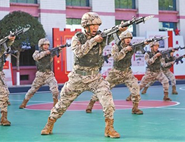 在习近平强军思想指引下·奋进强军路 打好攻坚战丨红色炉火熔铸忠诚之魂
