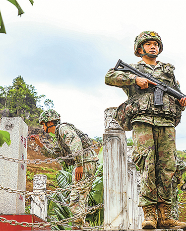 翻山越岭 走向界碑——南部战区陆军某边防连官兵巡逻掠影